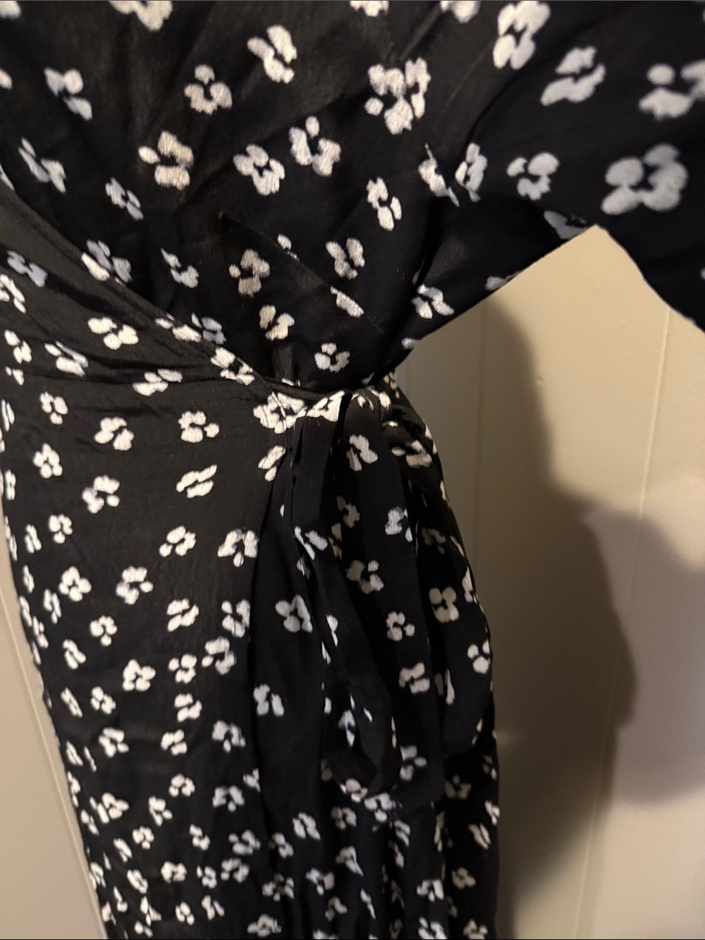 B45 Seraphine Women’s 8 Black and White Floral Wrap Maxi - Picture 5 of 8